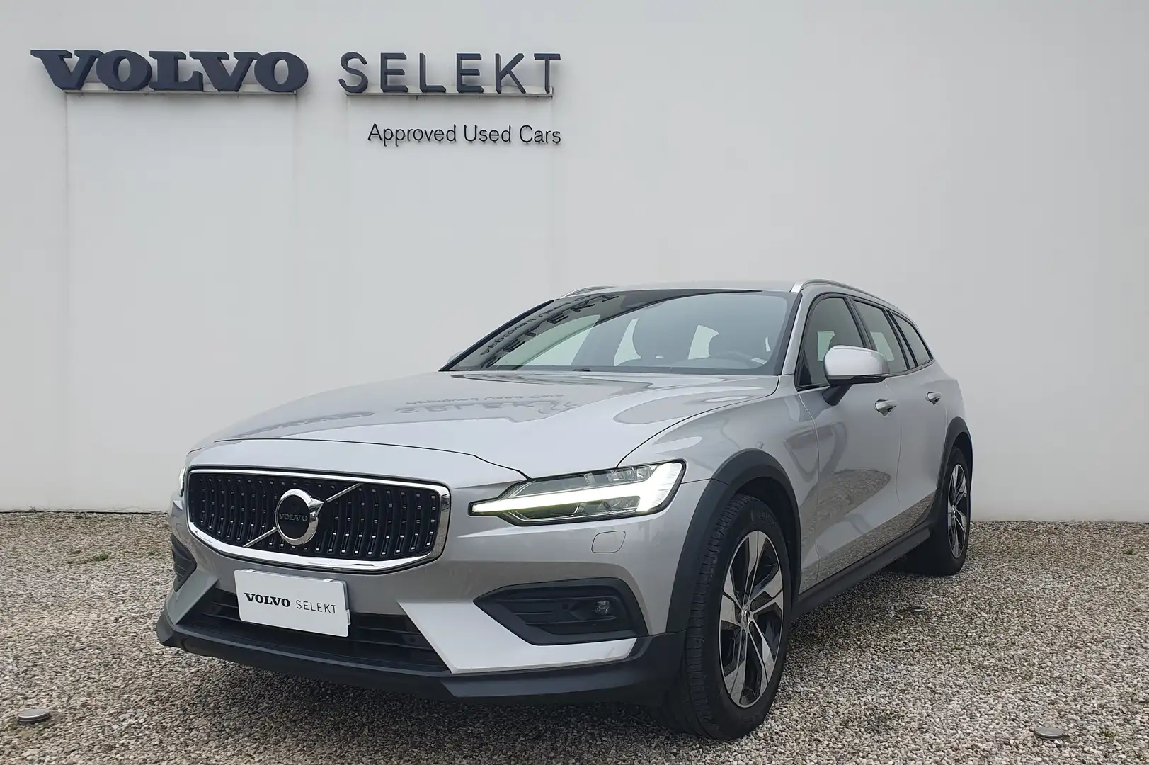 Volvo V60 Cross Country V60 Cross Country 2.0 b4 (D) Plus awd auto Silber - 1