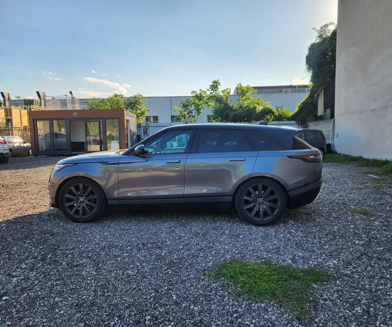 Land Rover Range Rover Velar R-Dynamic 2,0 Twinturbo Allrad Pano / Matrix LED Grau - 2