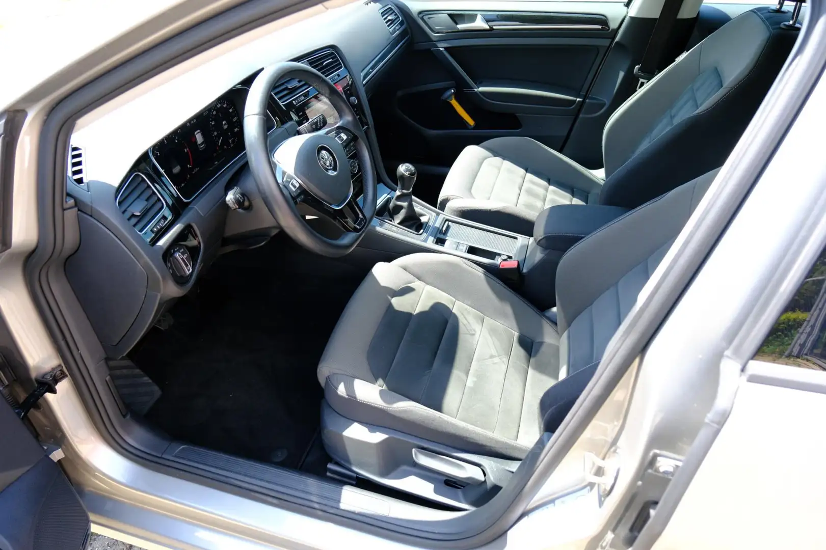 Volkswagen Golf 2.0 TDI 150pk Highline Virtual Displ|1e Eig |Navi| Grijs - 2