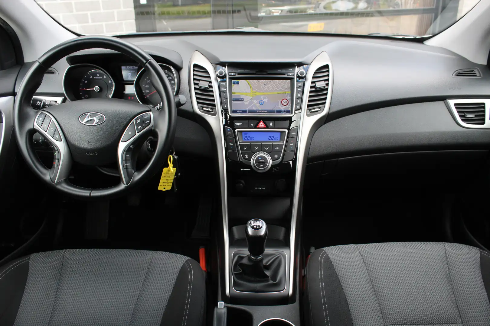 Hyundai i30 1.6 GDI i-Motion Plus / Navigatie / Camera / N.A.P Grijs - 2