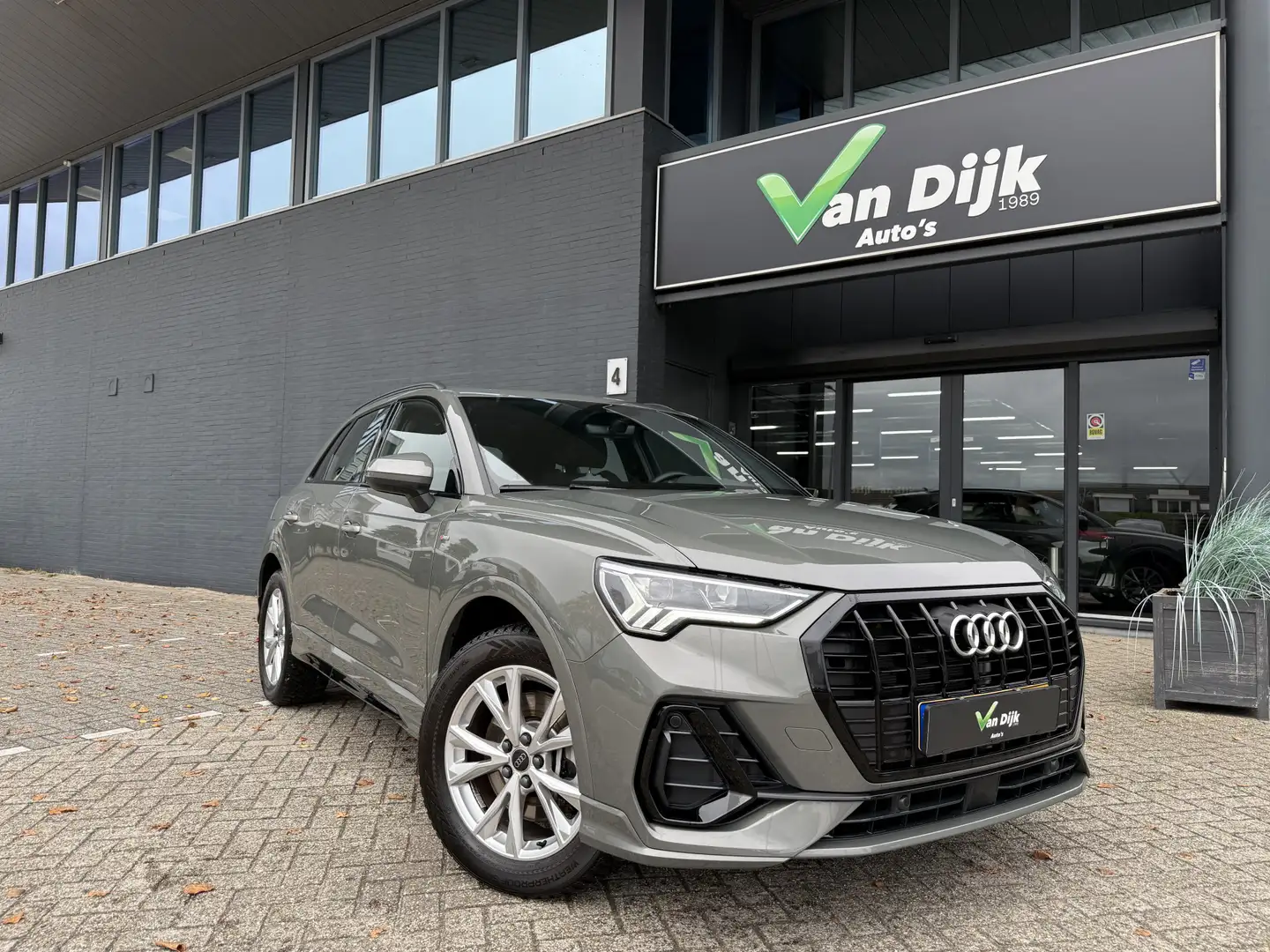 Audi Q3 45 TFSI e S-Line Panodak Navi Camera Trekhaak Grijs - 1