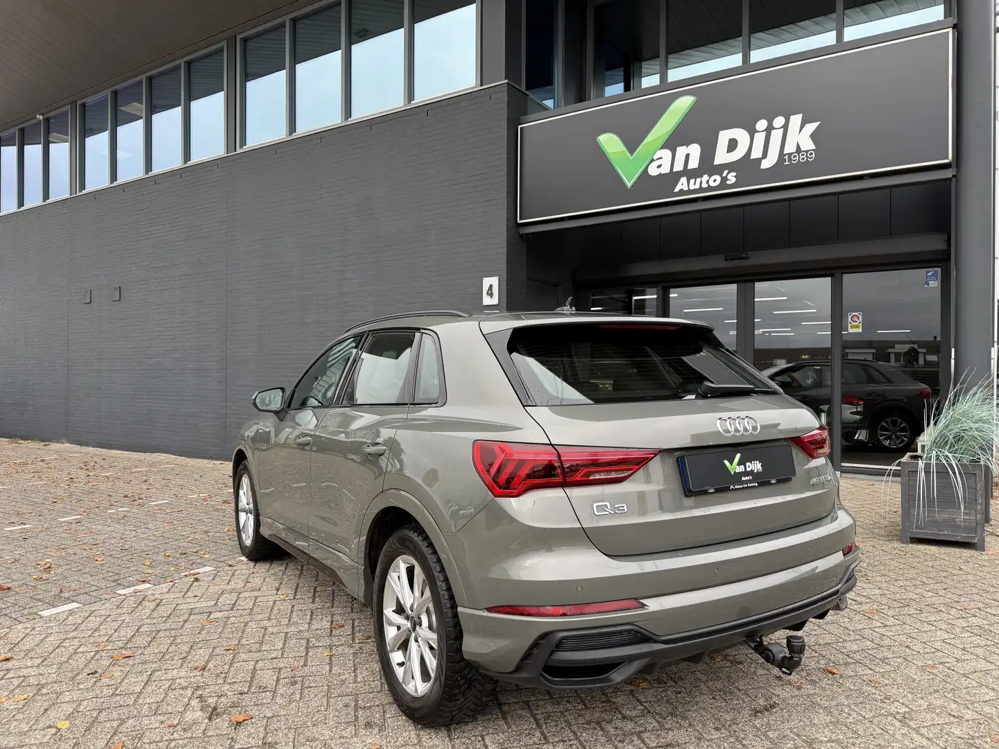 Audi Q3 45 TFSI e S-Line Panodak Navi Camera Trekhaak Grijs - 2