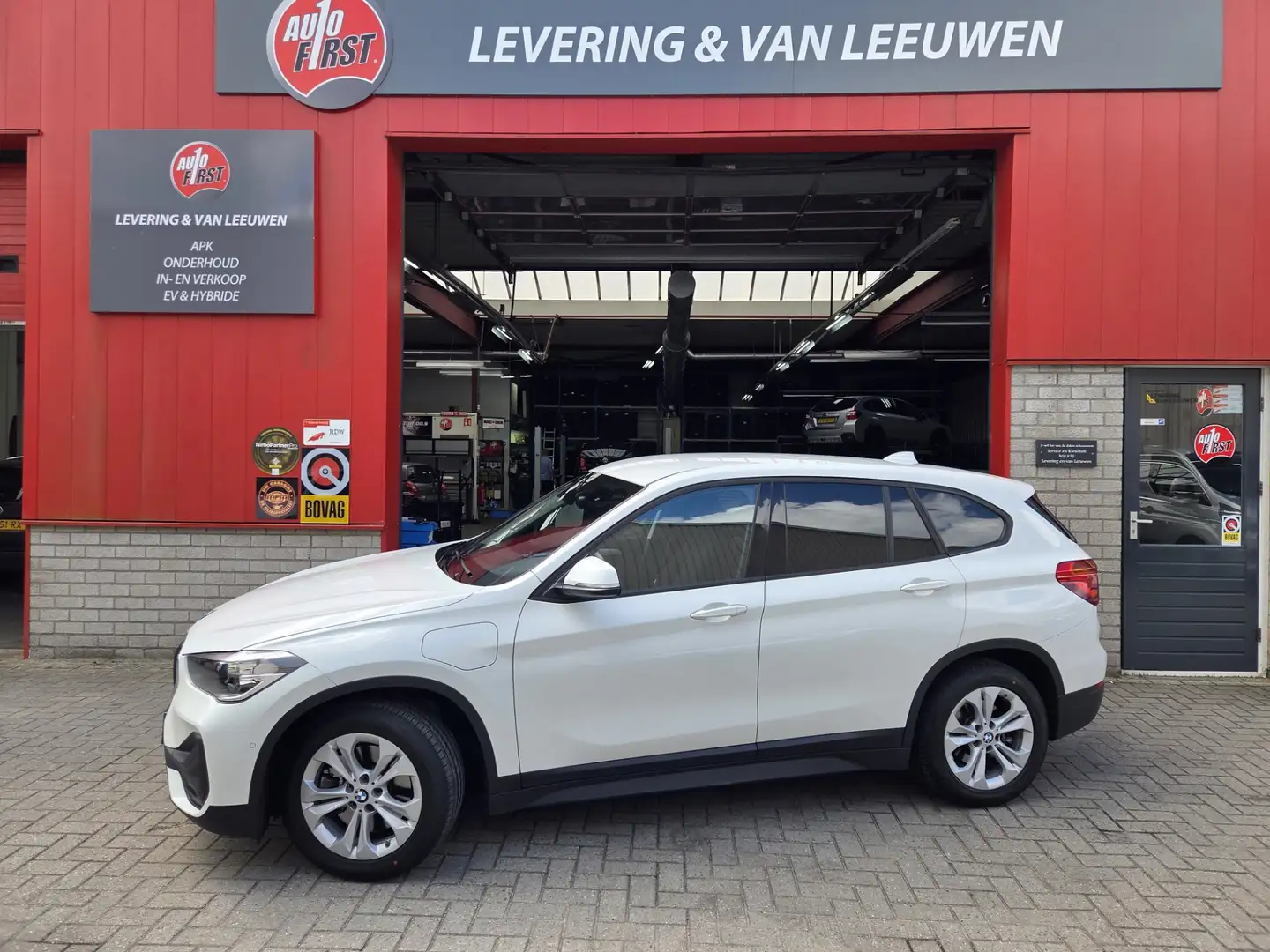 BMW X1 XDrive25e PHEV Automaat Navigatie/ Parkeersensoren Wit - 1