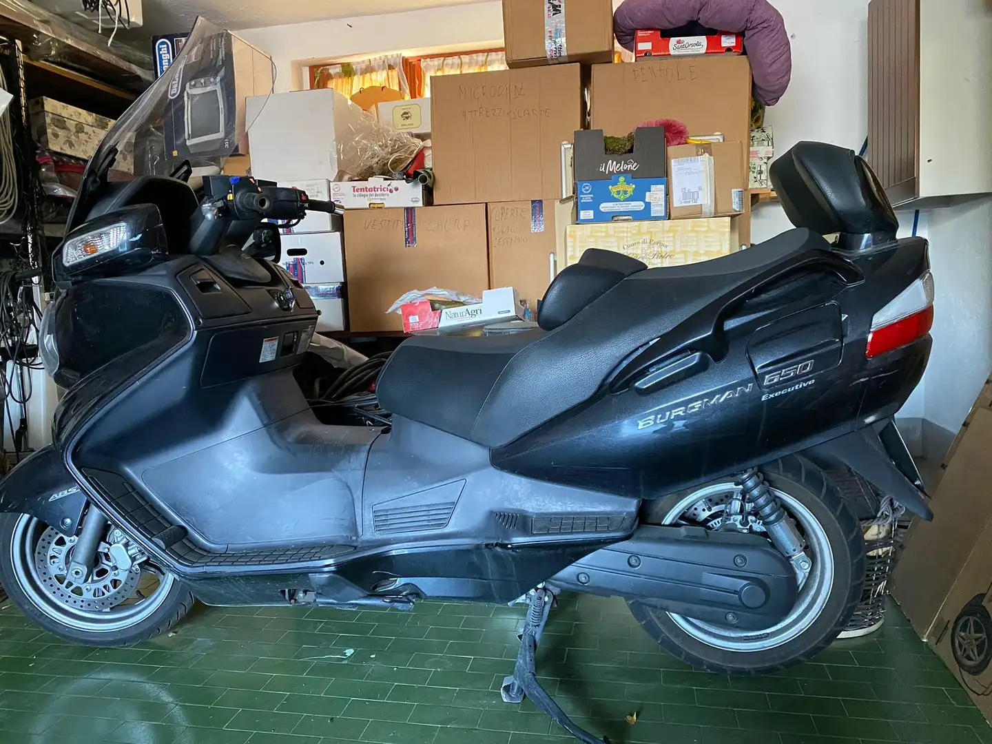 Suzuki Burgman 650 Executive crna - 1