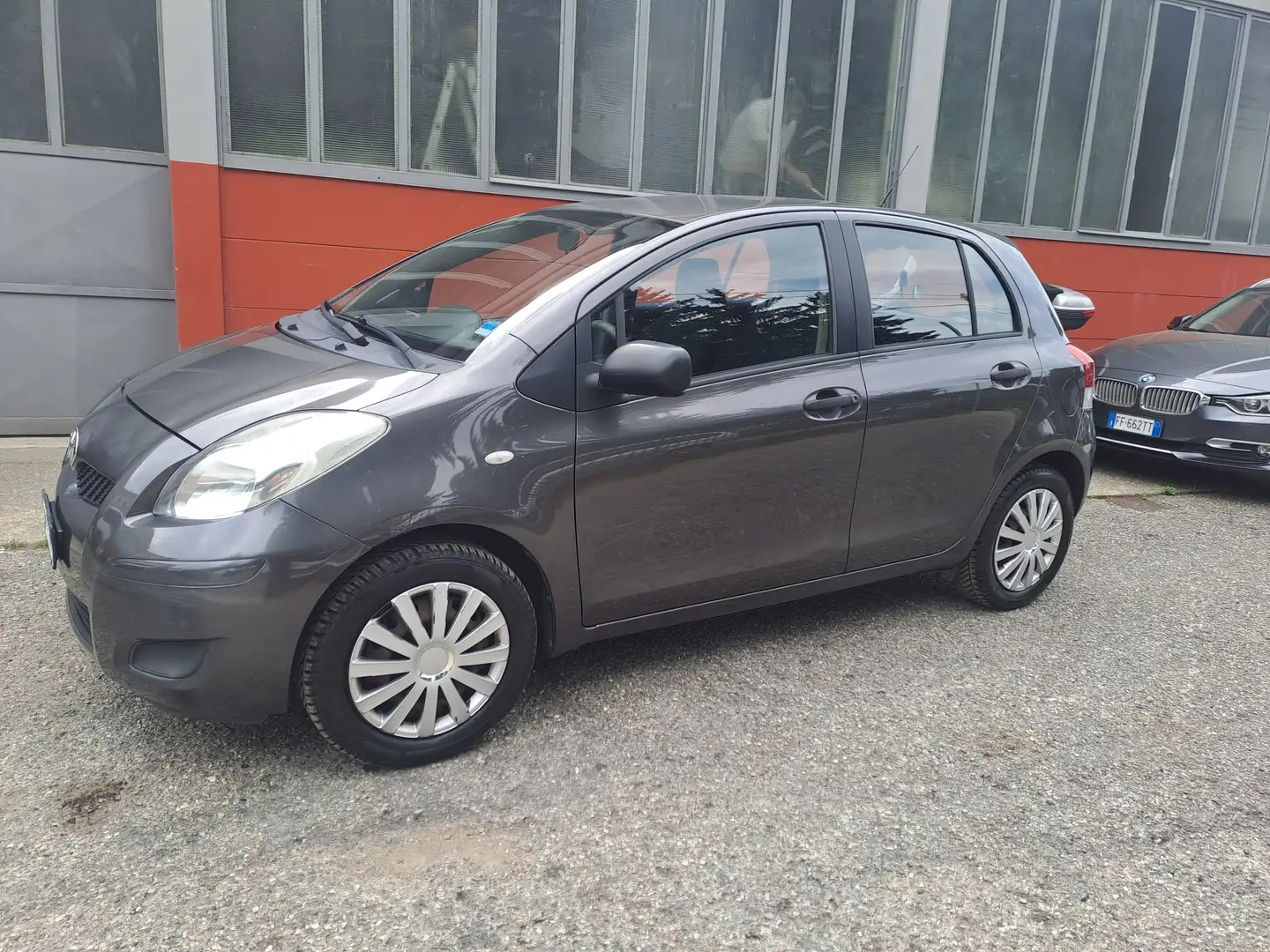 Toyota Yaris 5p 1.0 benzina neopatentati eu5 Gris - 2