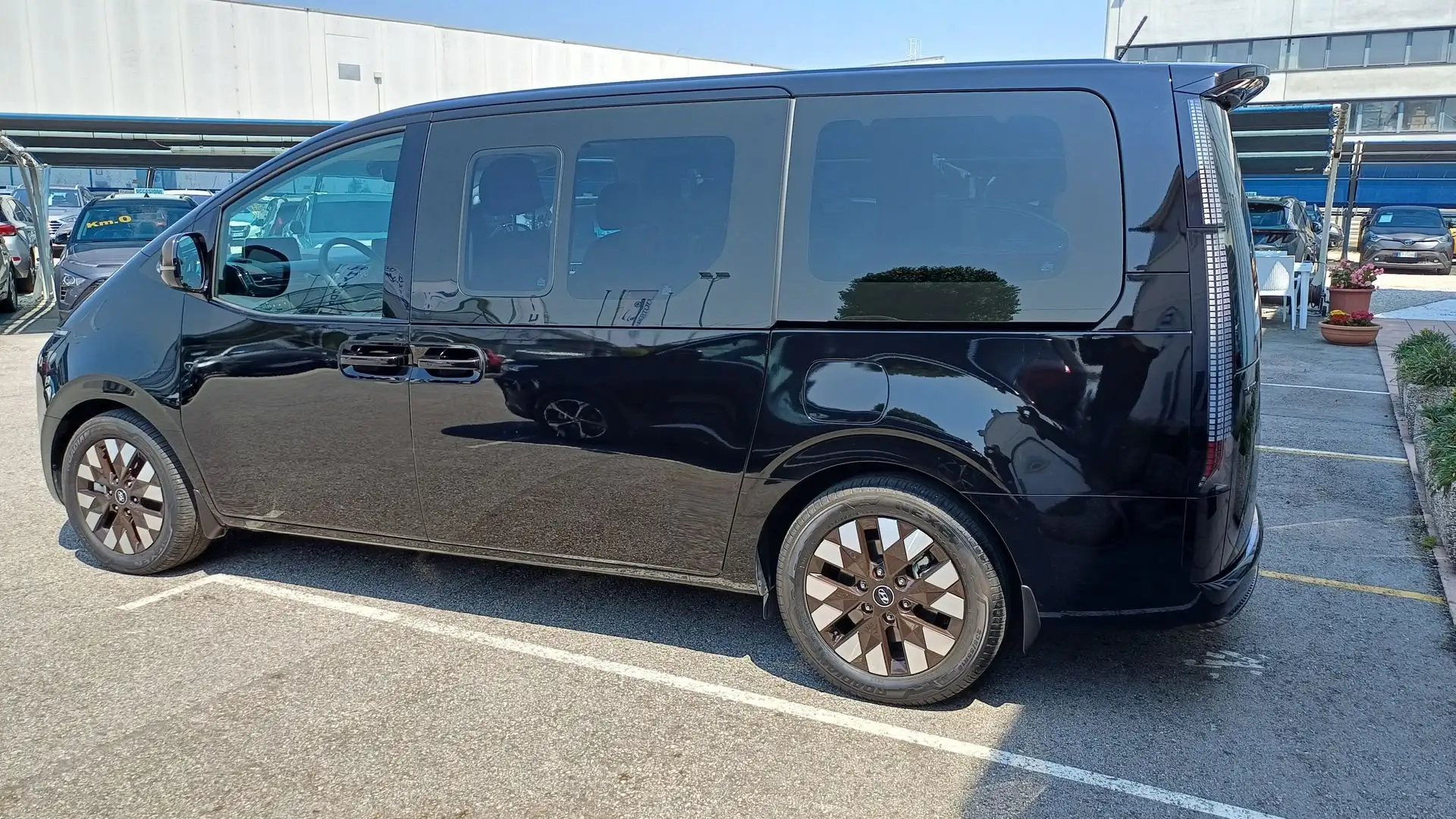 Hyundai STARIA 2.2 AT 2WD 7 posti Luxury Negro - 2