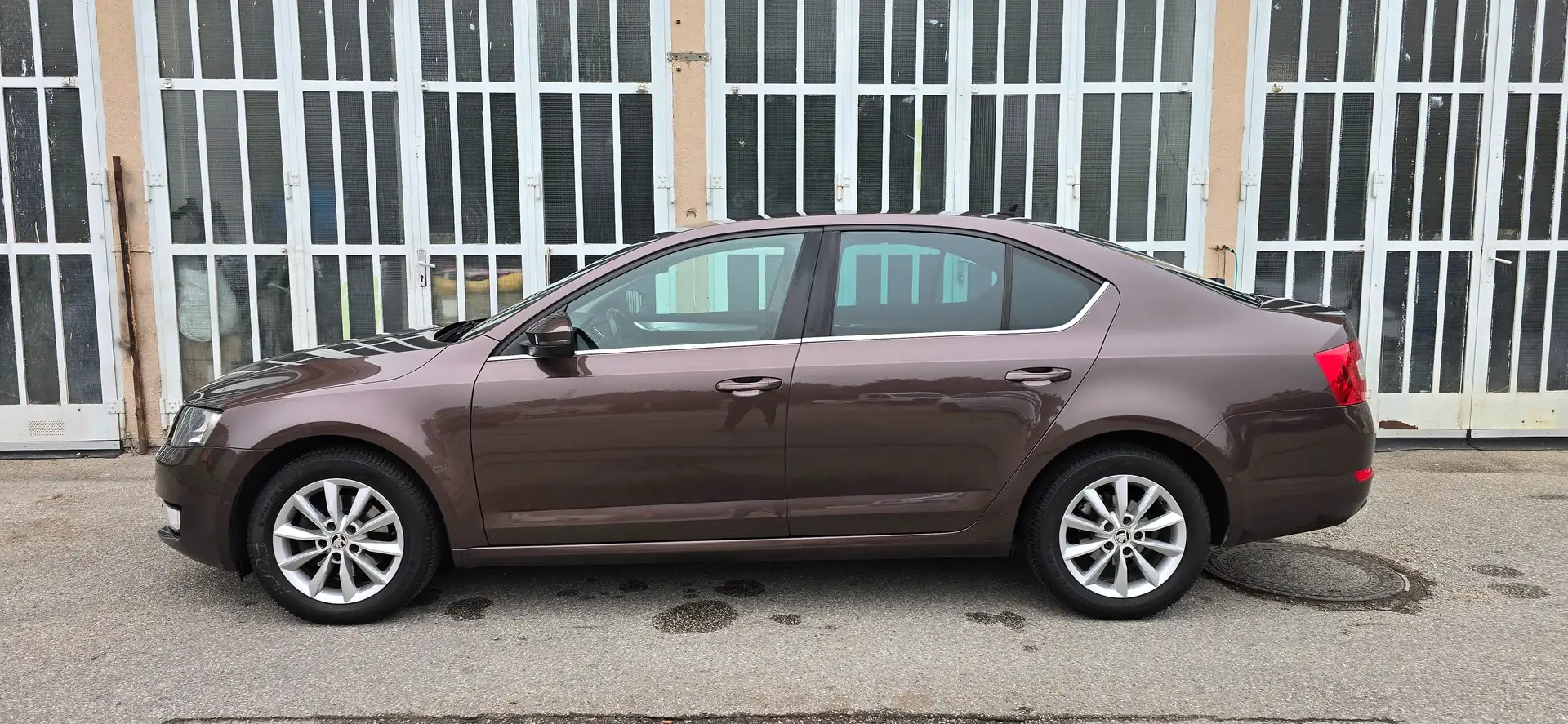 Skoda Octavia 2,0 TDI Style *ACC*NAVI*AHK*PDC*SH*SOFORT KREDIT* Brun - 2