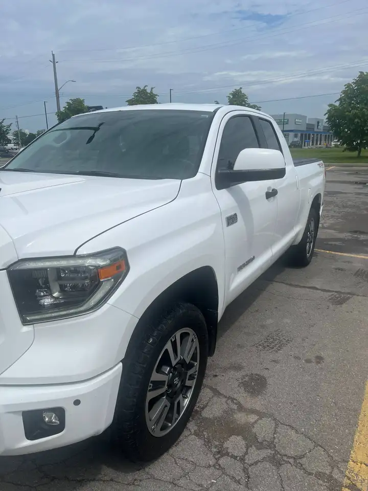 Toyota Tundra снимка Toyota Tundra