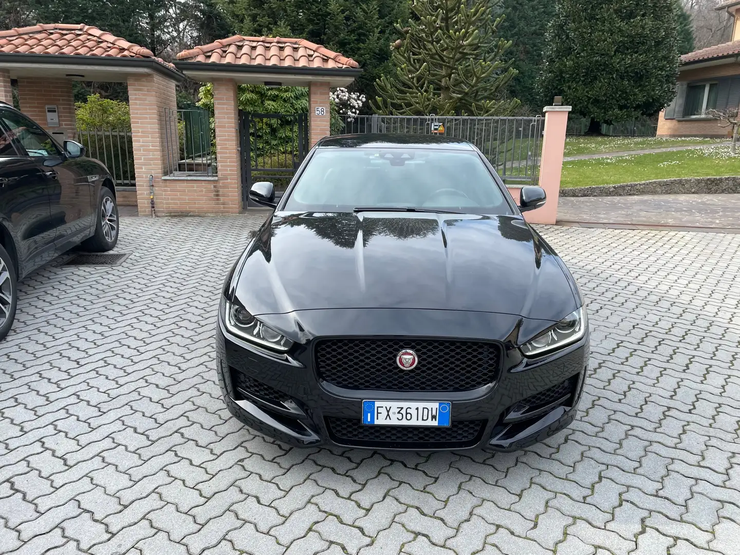 Jaguar XE 2.0d R-Sport awd 180cv auto Negru - 2