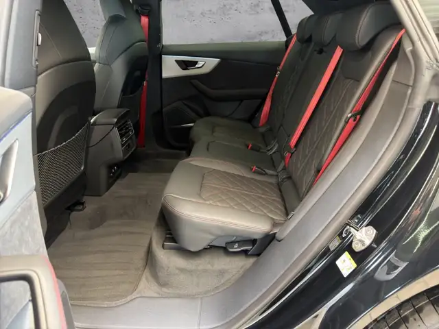 Audi Q8 view 10