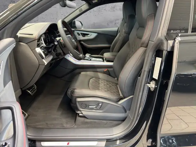 Audi Q8 view 8