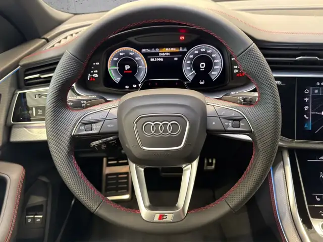 Audi Q8 view 9