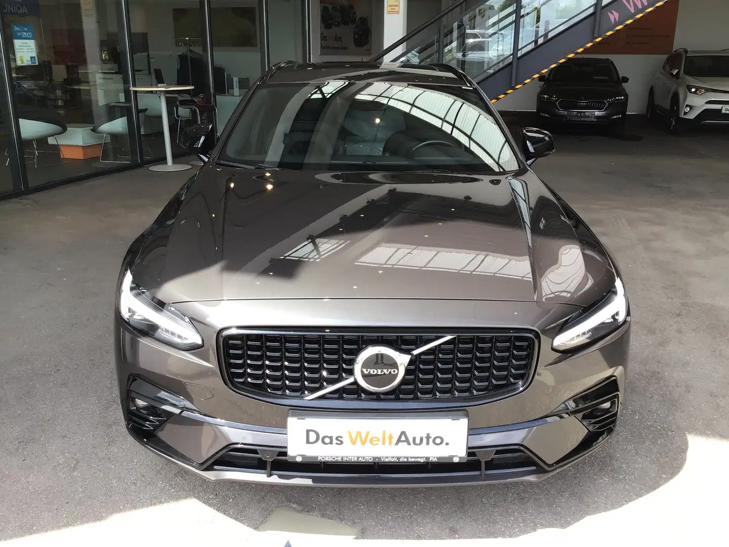 Volvo V90 B4 AWD R Design Geartronic Grau - 2