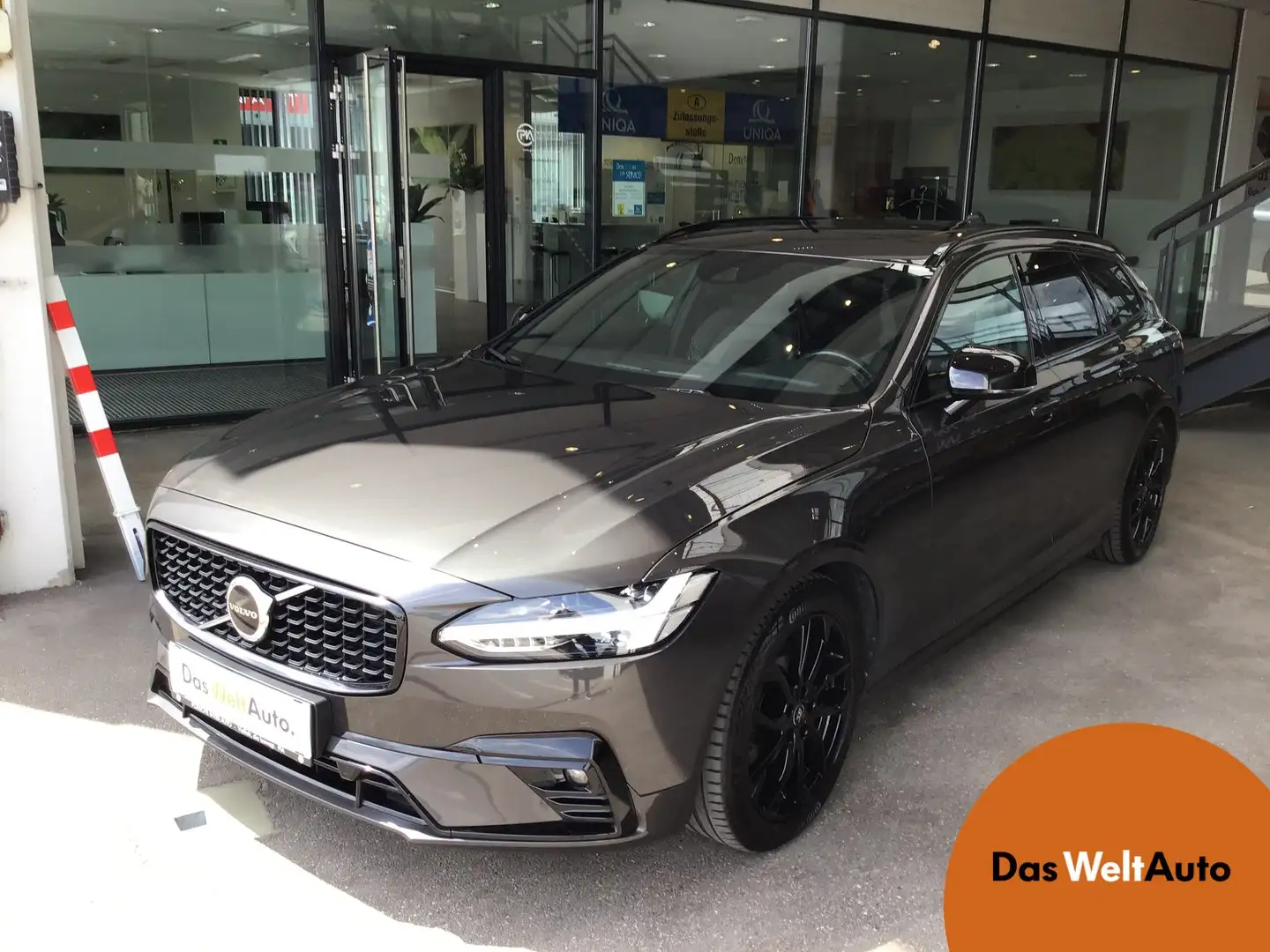 Volvo V90 B4 AWD R Design Geartronic Grau - 1
