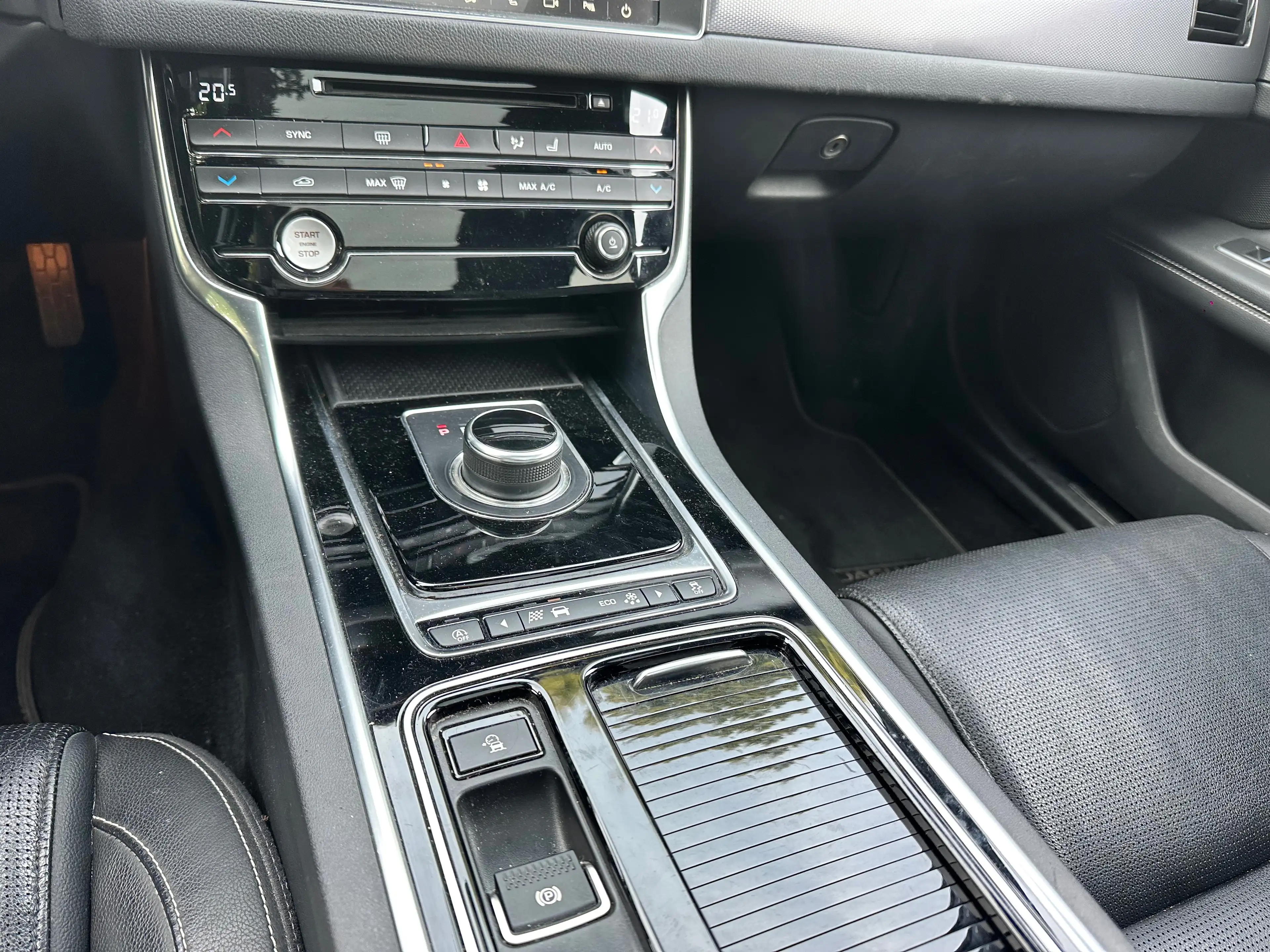 Jaguar XF XF Sportbrake 2.0 D AWD R-Sport (EU6.2) — photo 8