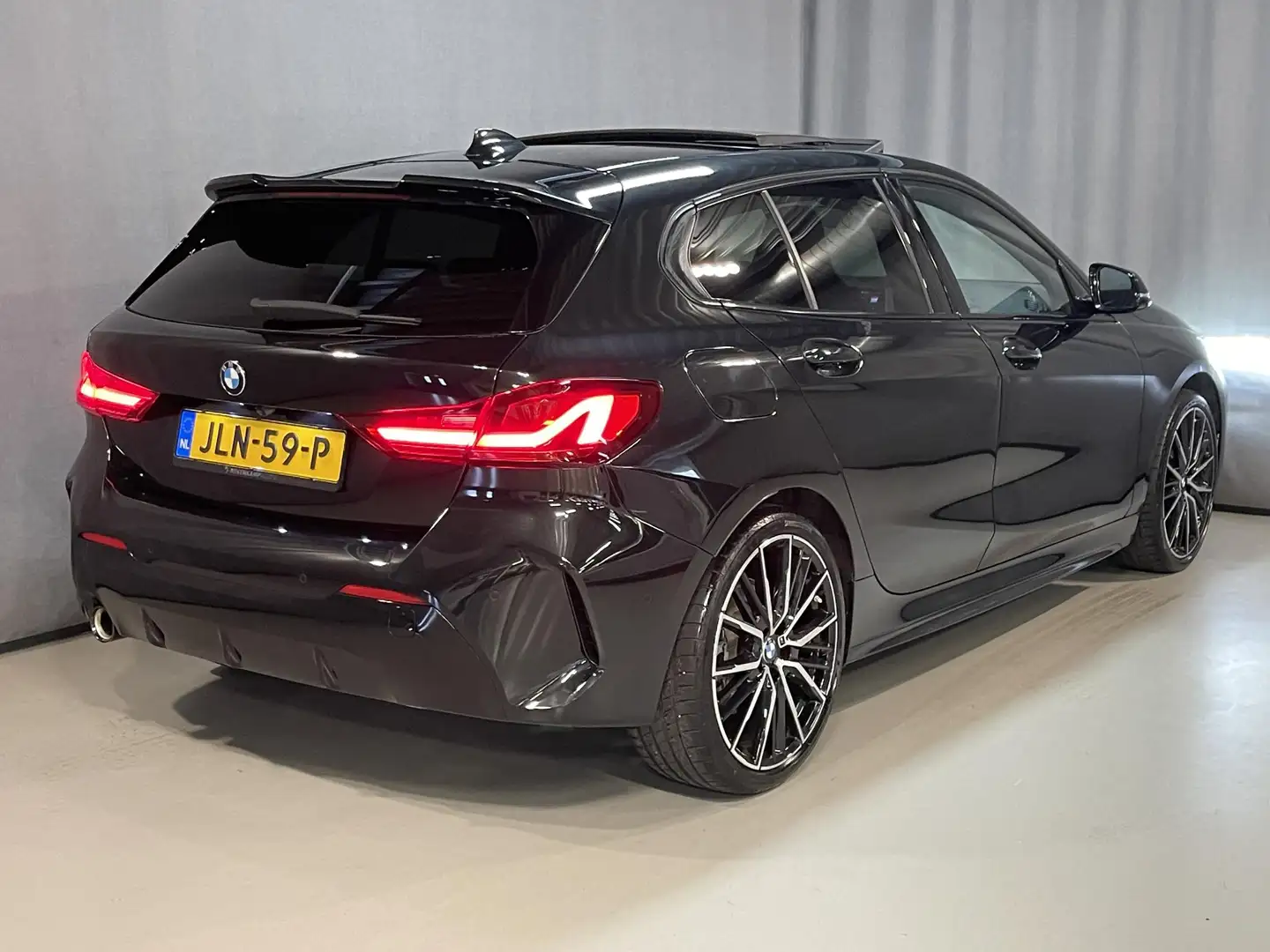 BMW 118 1-serie 118i M Sport 19"/Panoramadak/M-stoelen + m Zwart - 2