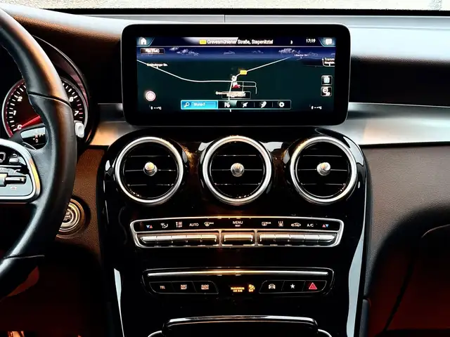 Mercedes-Benz GLC 300 view 10
