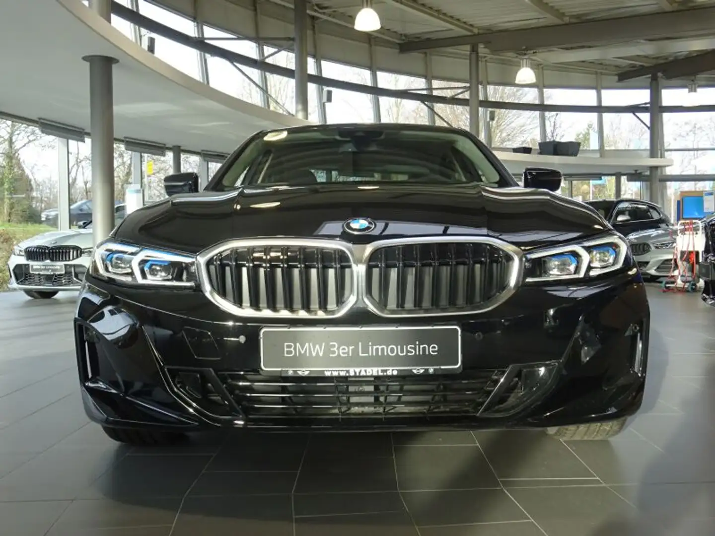 BMW 320 d Limousine AKTION *SOFORT VERFÜGBAR* Black - 2