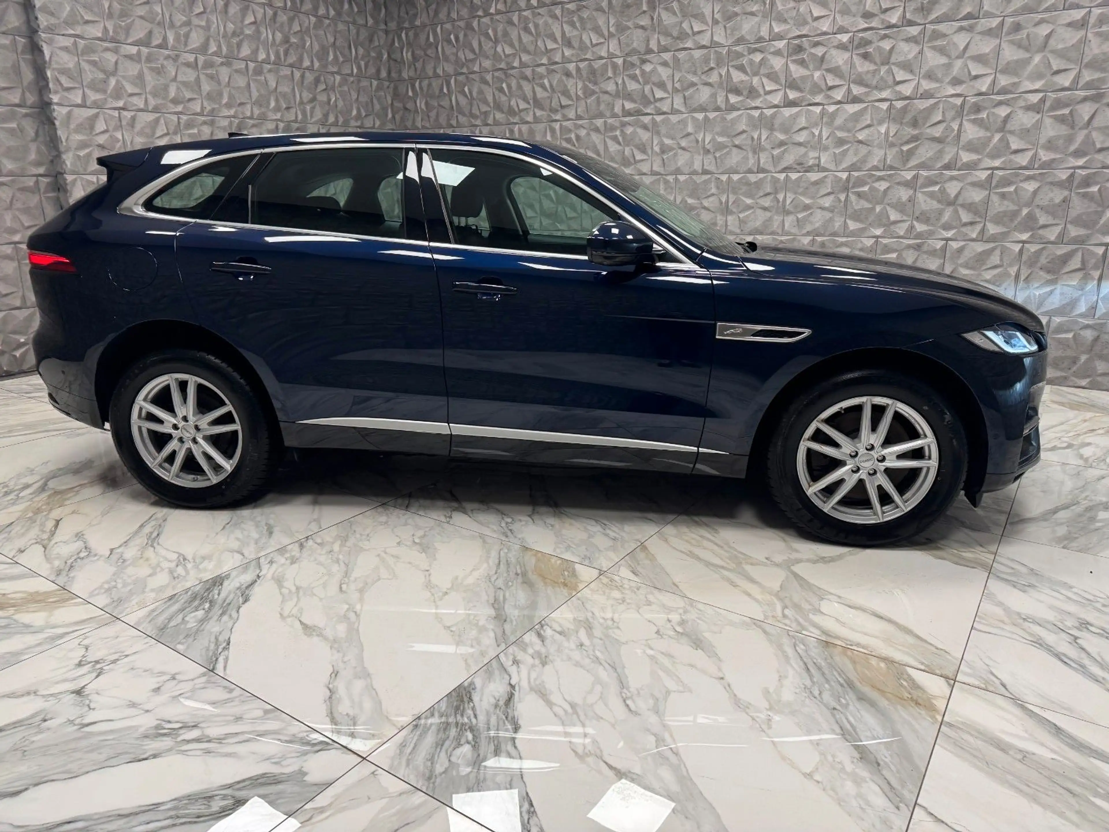 Jaguar F-Pace F-PACE P 400e AWD Plug-In Hybrid* — photo 2