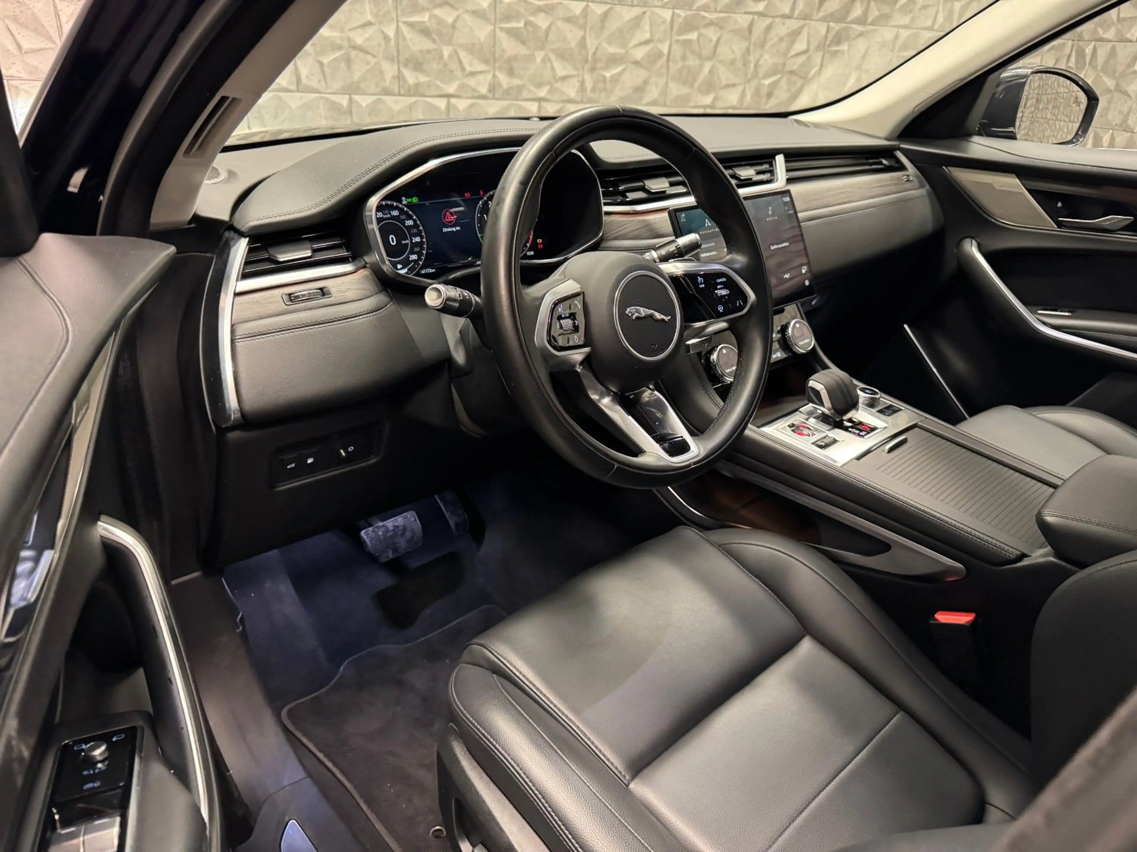 Jaguar F-Pace F-PACE P 400e AWD Plug-In Hybrid* — photo 11
