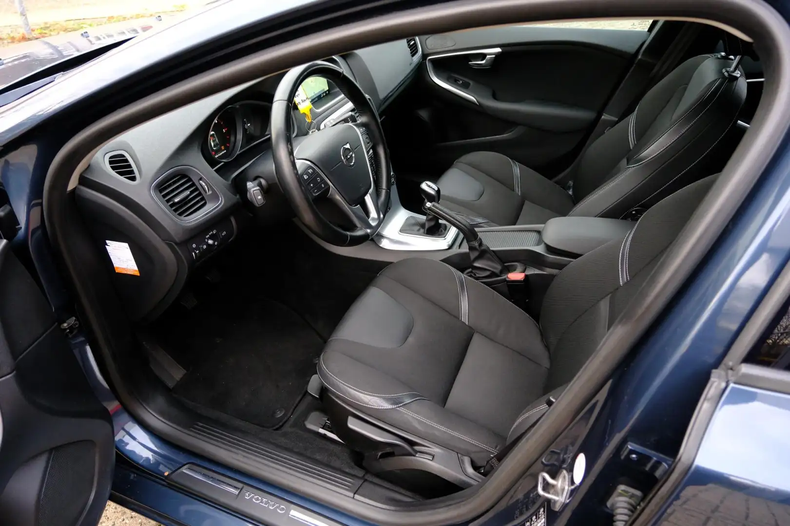 Volvo V40 2.0 D2 Nordic+ LED|Navi|Clima|LMV Blauw - 2