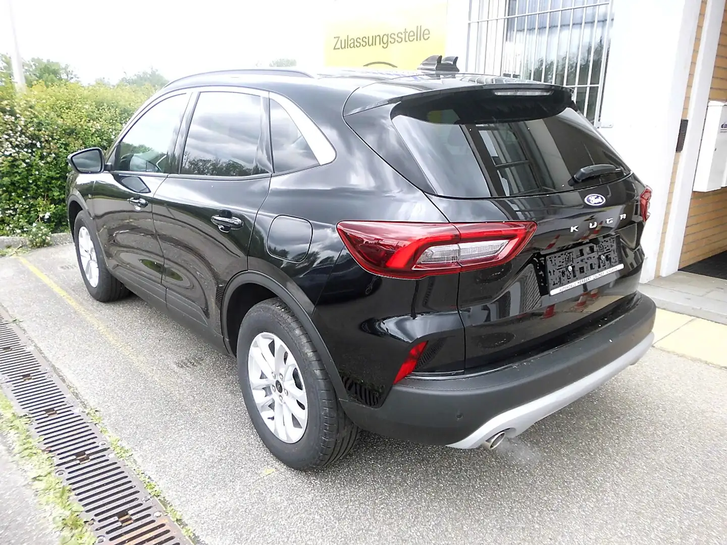 Ford Kuga 1,5 EcoBoost Titanium Aut. Schwarz - 2