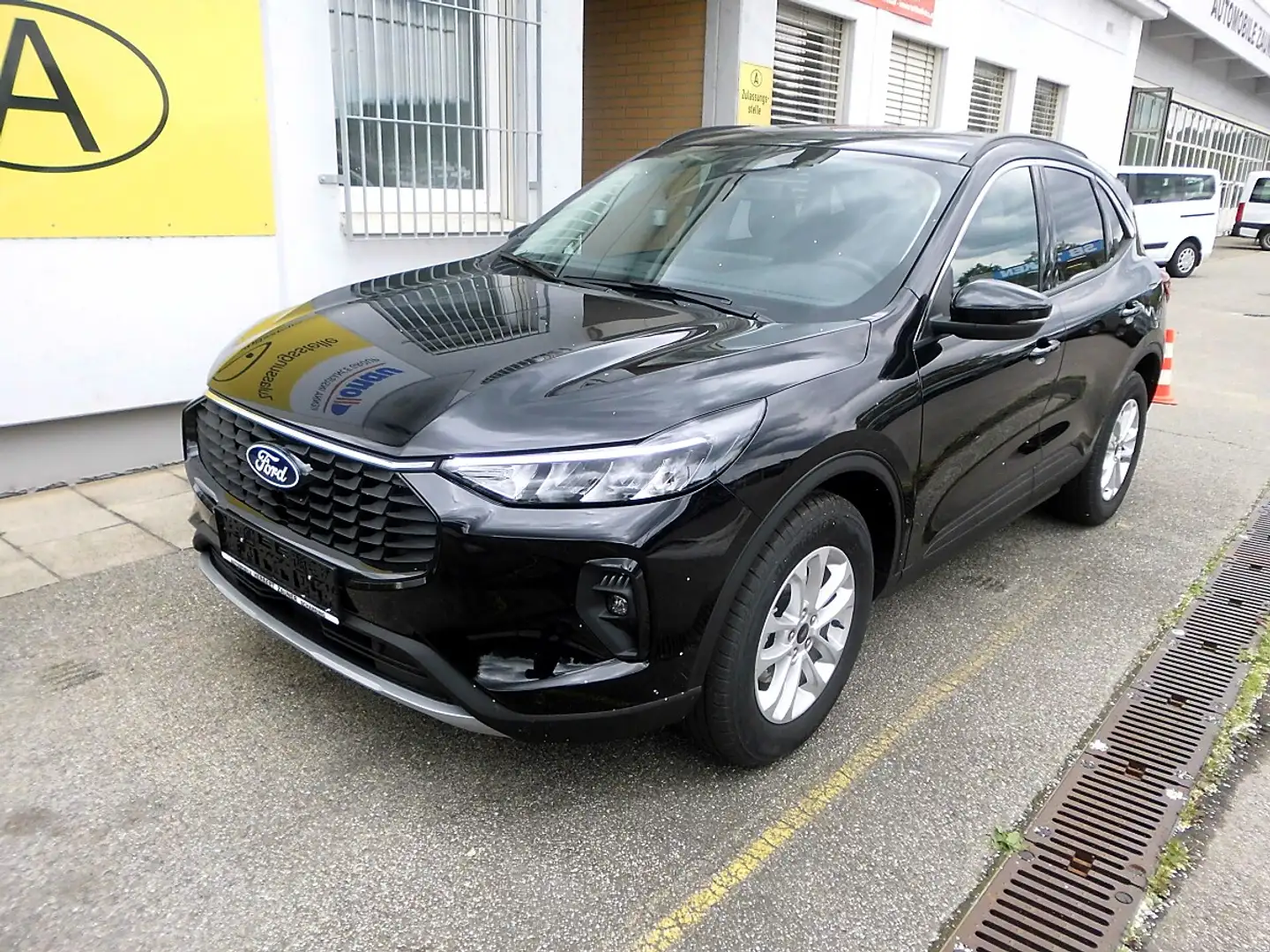 Ford Kuga 1,5 EcoBoost Titanium Aut. Schwarz - 1