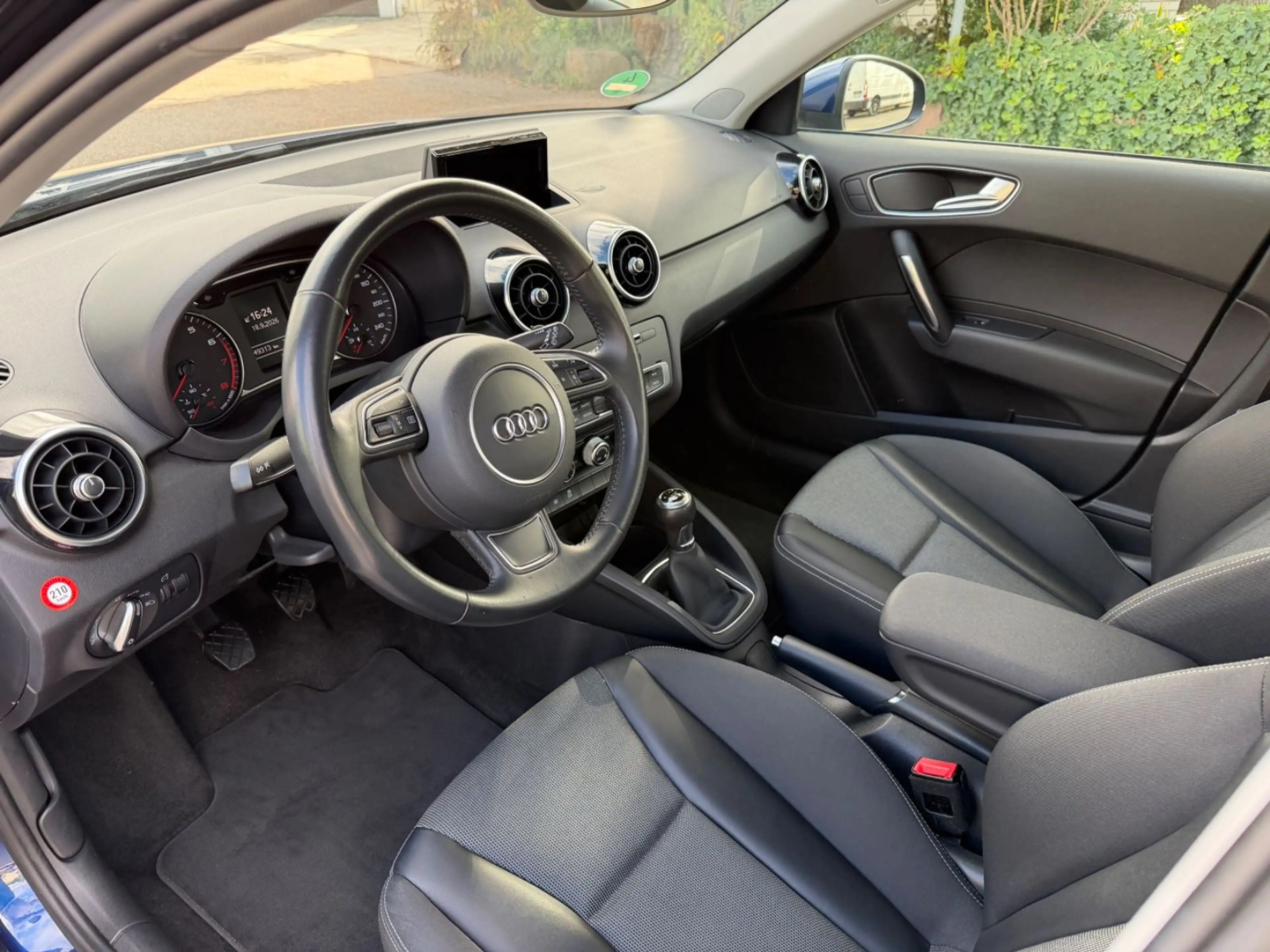 Audi A1 Sportback sport Navi SHZ Klima PDC S-Line — photo 9