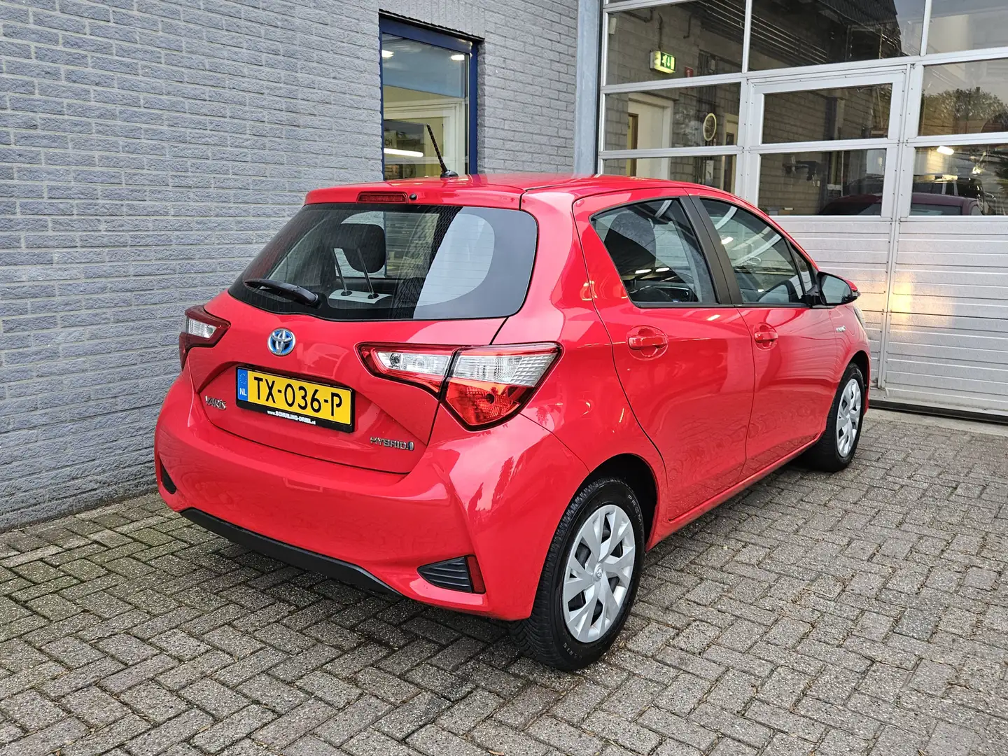 Toyota Yaris 1.5 Hybrid Active Inclusief Afleveringskosten Rood - 2
