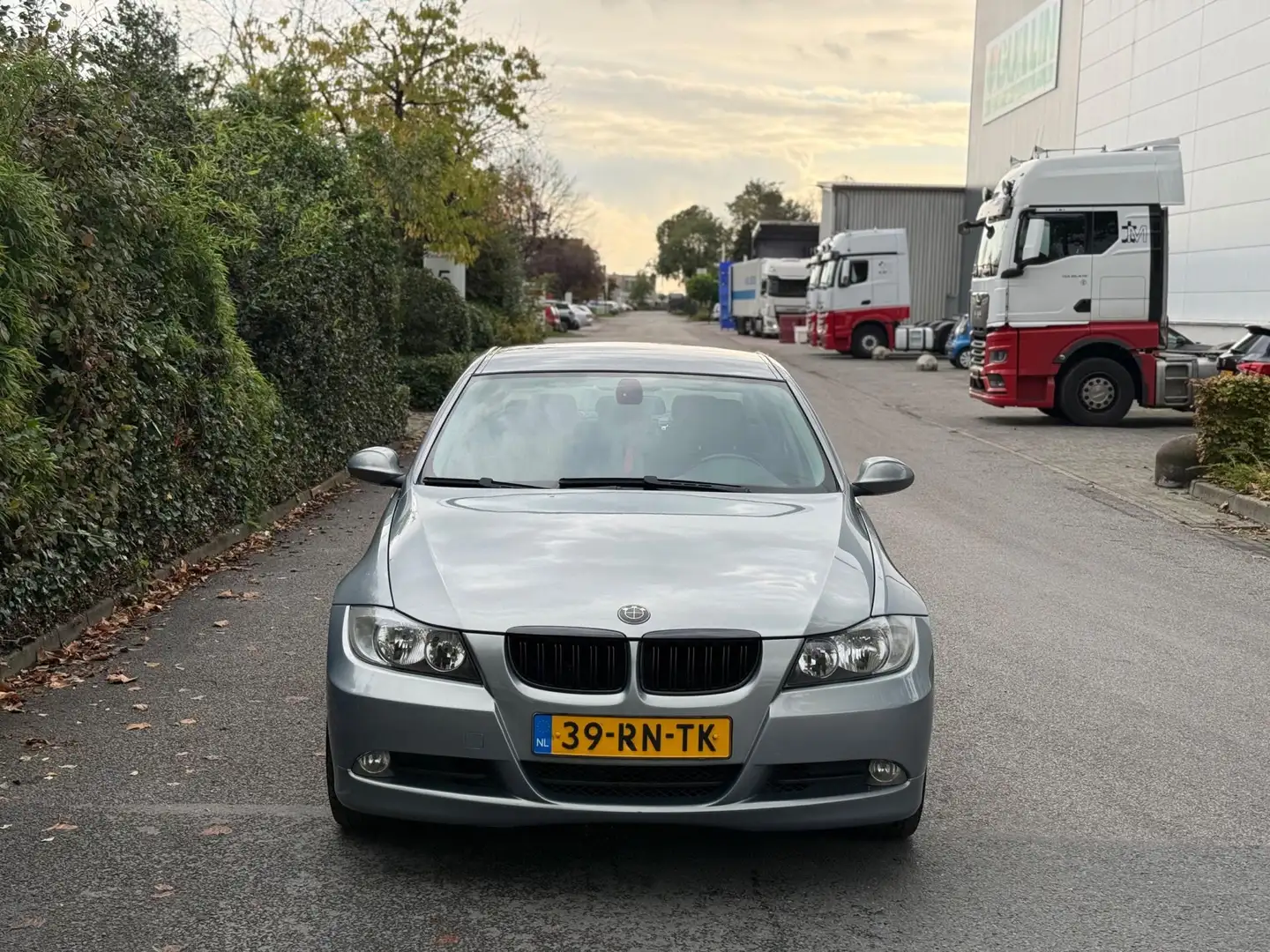 BMW 320 3-serie 320i 6-BAK CARPLAY/CLIMA/CRUISE! NETTE STA Grijs - 2