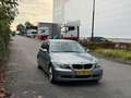 BMW 320 3-serie 320i 6-BAK CARPLAY/CLIMA/CRUISE! NETTE STA Grijs - thumbnail 3