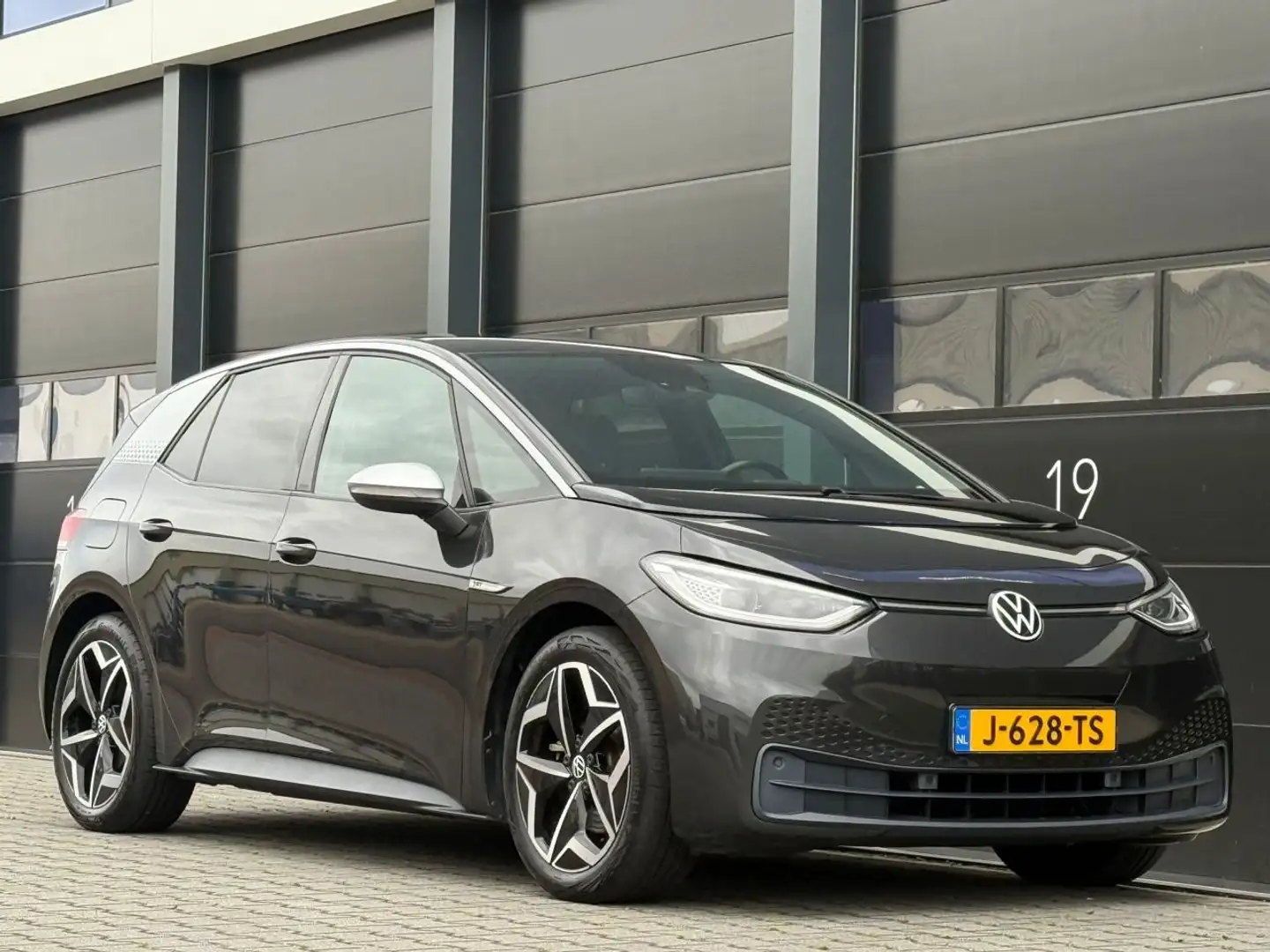 Volkswagen ID.3 First Plus 58 kWh Camera Clima PDC Grijs - 2