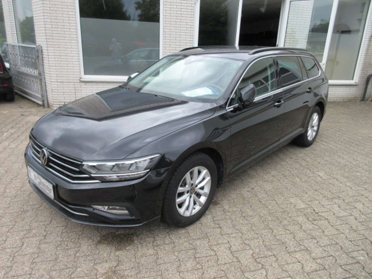 Volkswagen Passat Variant 2023 — Business 1.5 TSI DSG NAVI AHK ACC ALU APS SITZHEIZUNG CLIMATRONIC