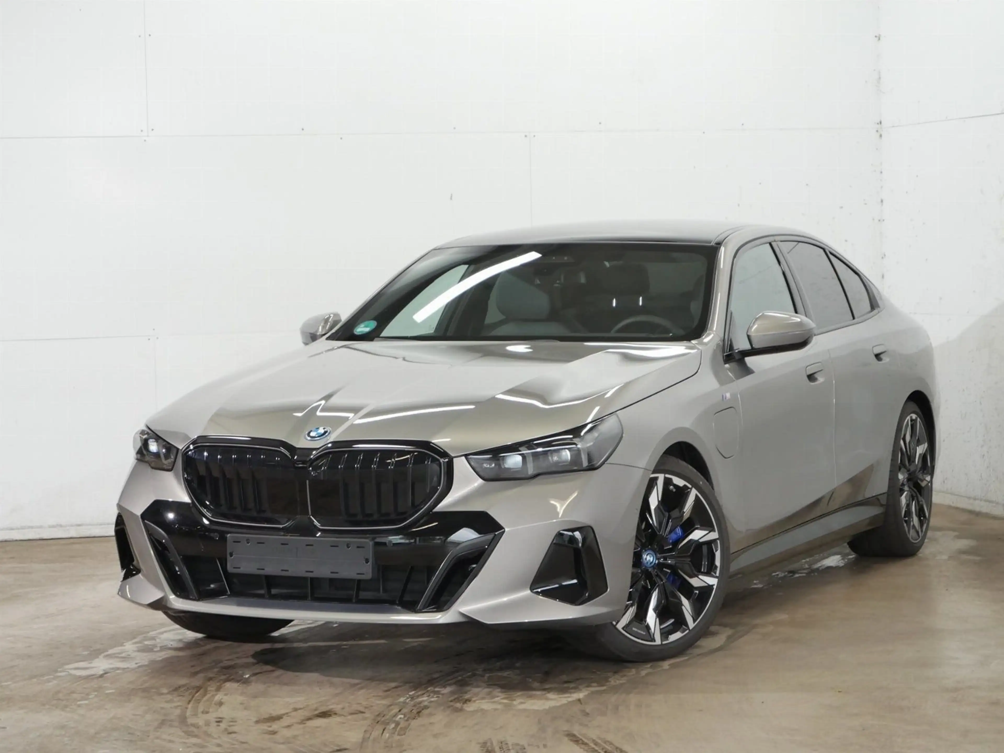 BMW 550 e xDrive Limousine M Paket Pro Panorama B/W HiFi D — photo 2