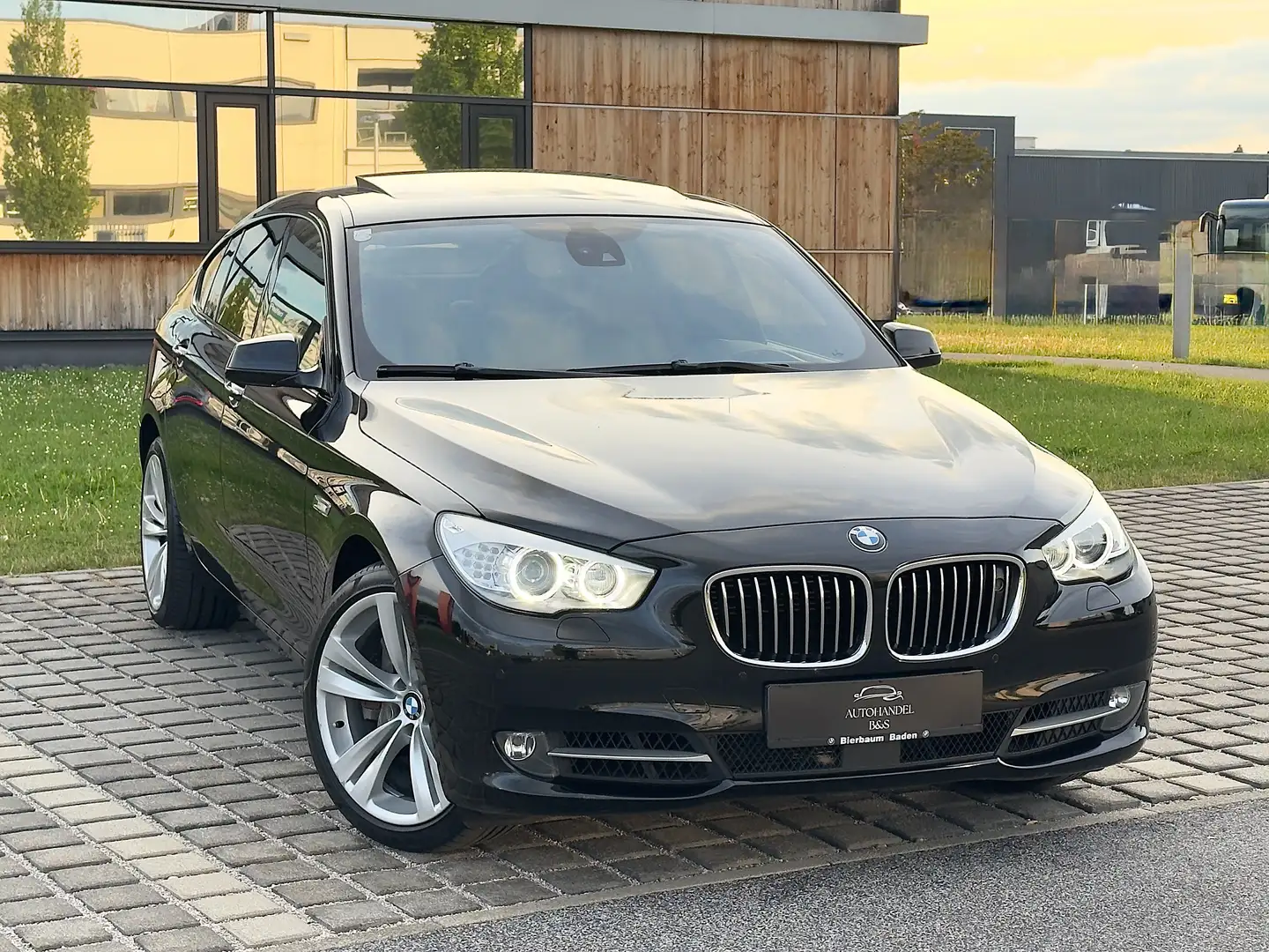 BMW 550 i xDrive GT *FOND, ASSISTENTEN, KAMERA, HUD, PANO* Schwarz - 1