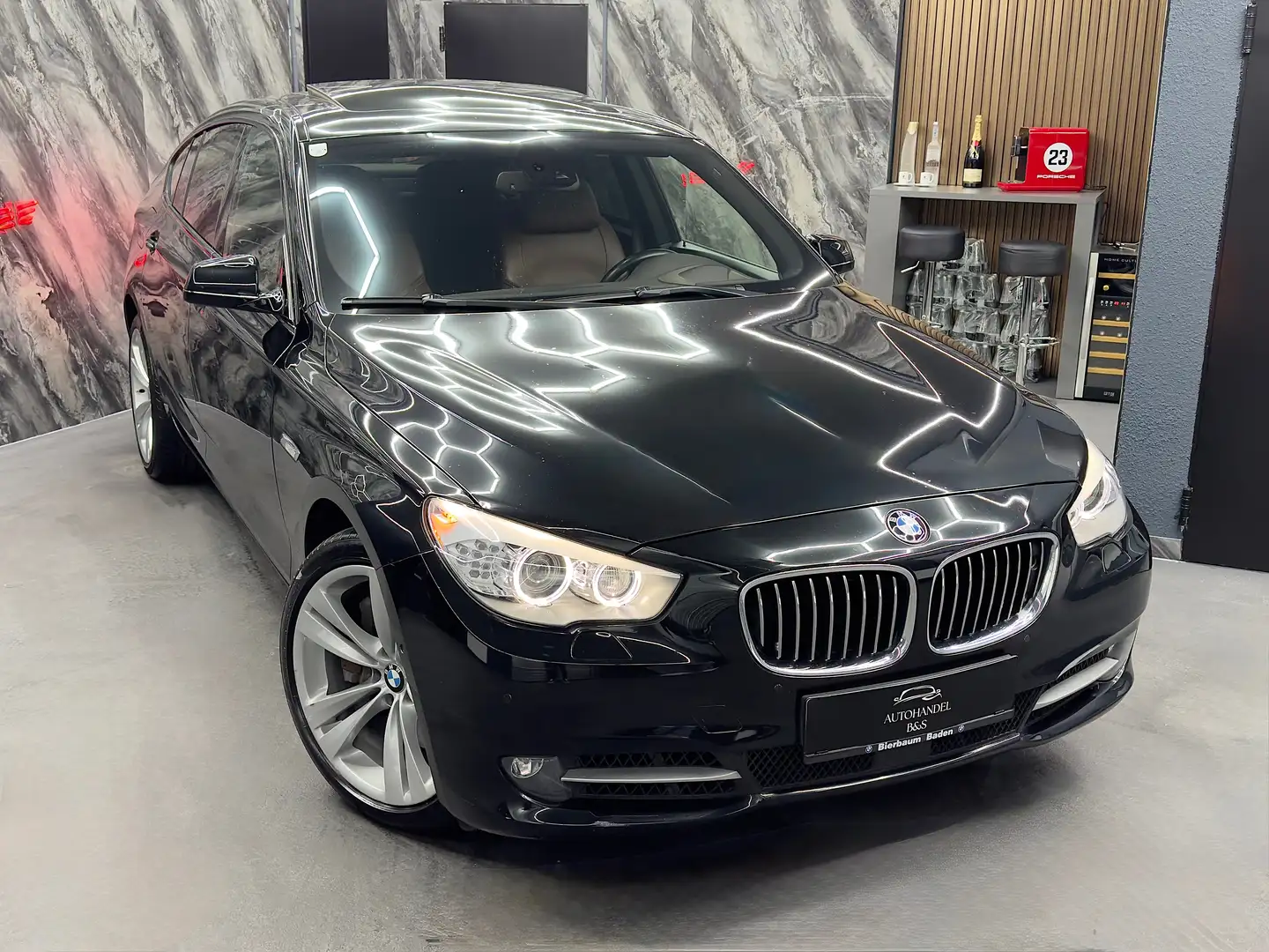BMW 550 i xDrive GT *FOND, ASSISTENTEN, KAMERA, HUD, PANO* Schwarz - 1