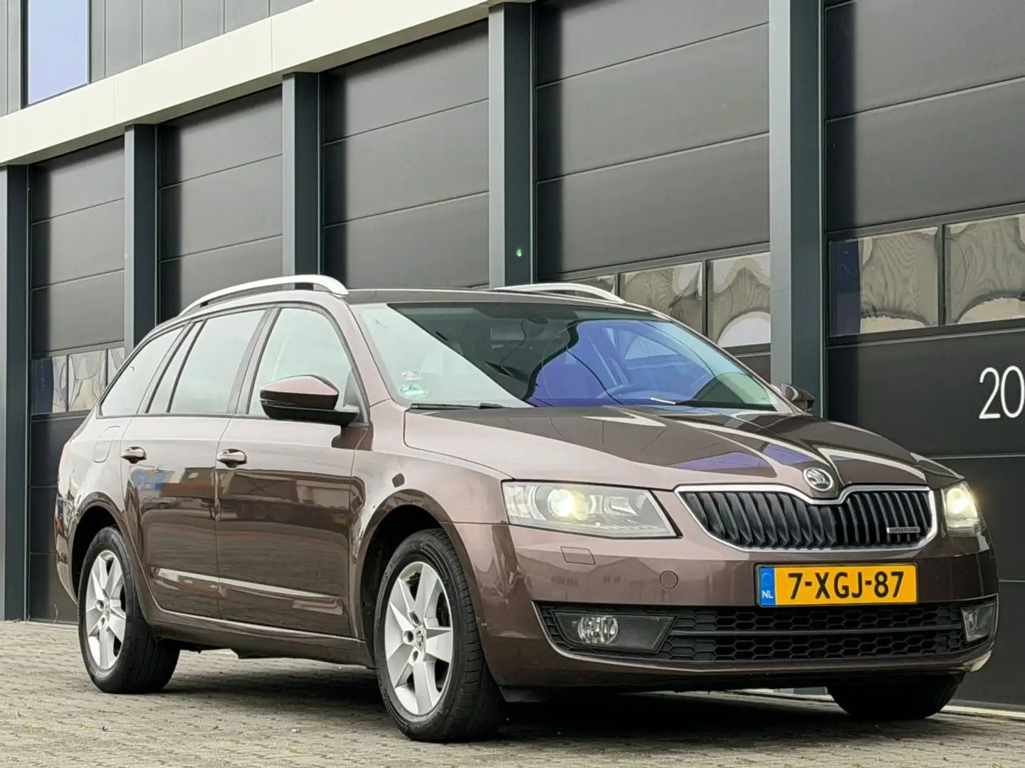 Skoda Octavia 1.6 TDI Greenline Xenon Navi Clima Bruin - 2