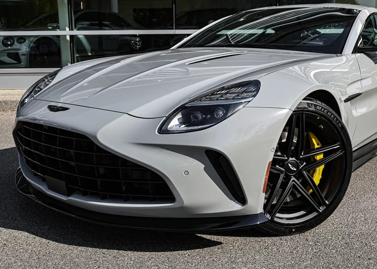 Aston Martin Vantage снимка Aston Martin Vantage