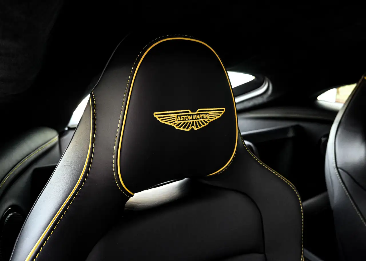 Aston Martin Vantage снимка Aston Martin Vantage