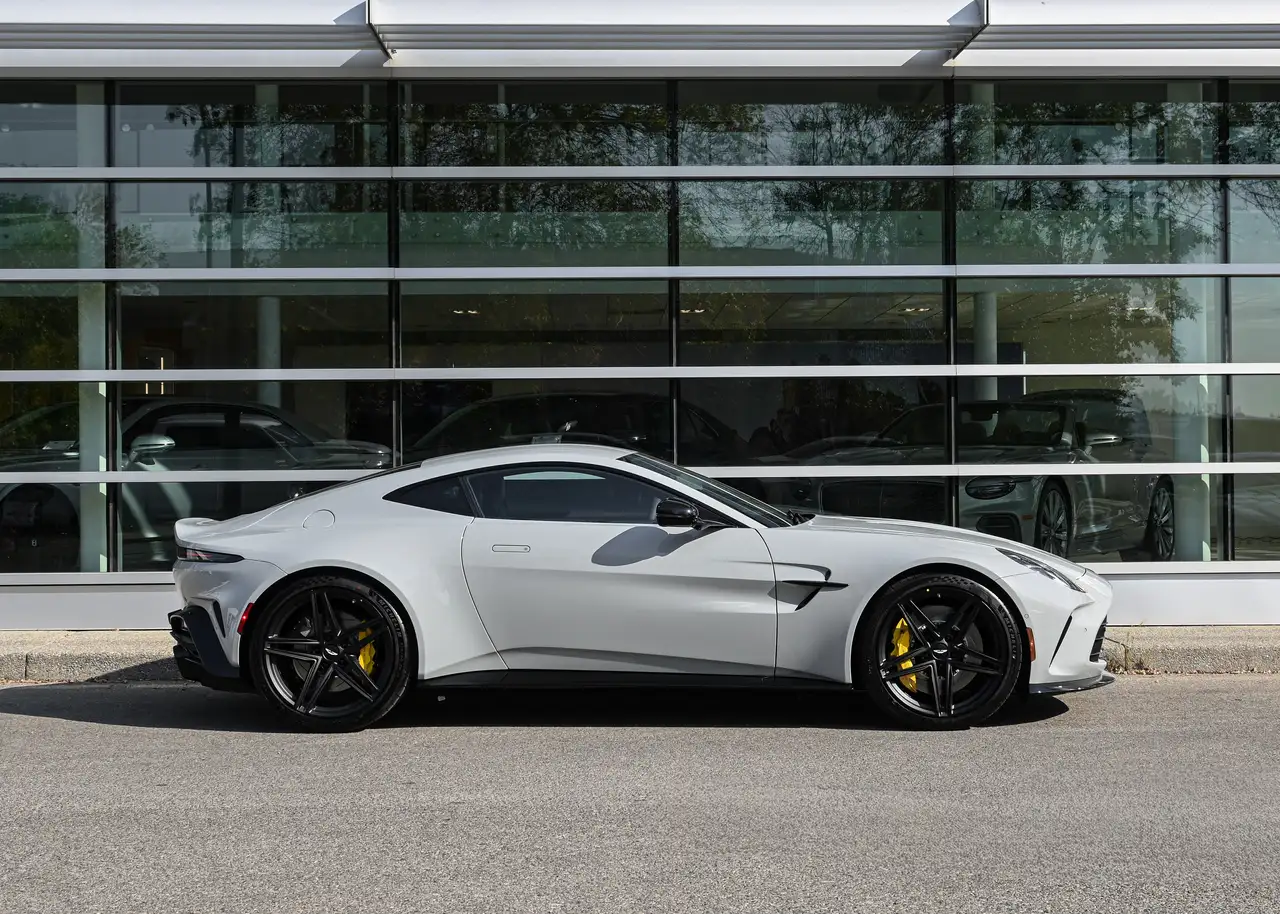 Aston Martin Vantage снимка Aston Martin Vantage