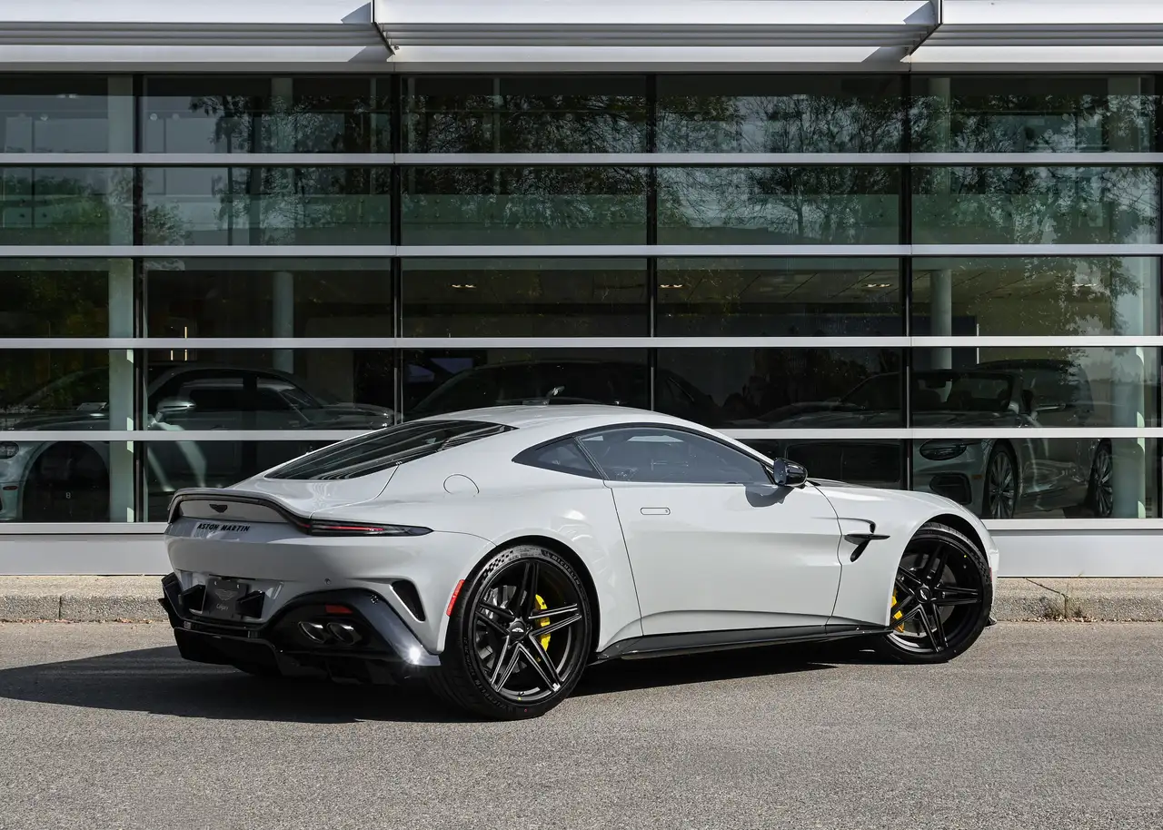 Aston Martin Vantage снимка Aston Martin Vantage