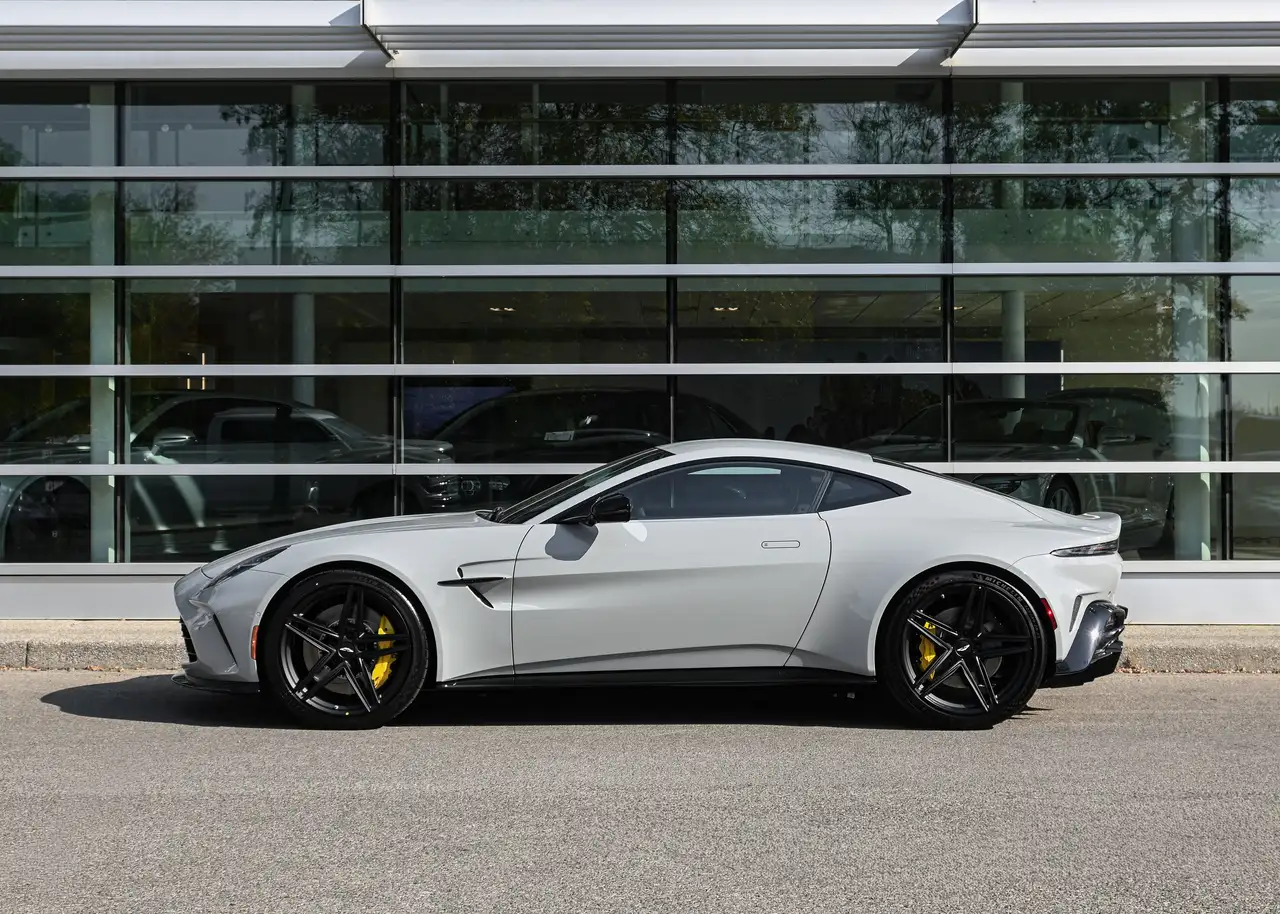 Aston Martin Vantage снимка Aston Martin Vantage
