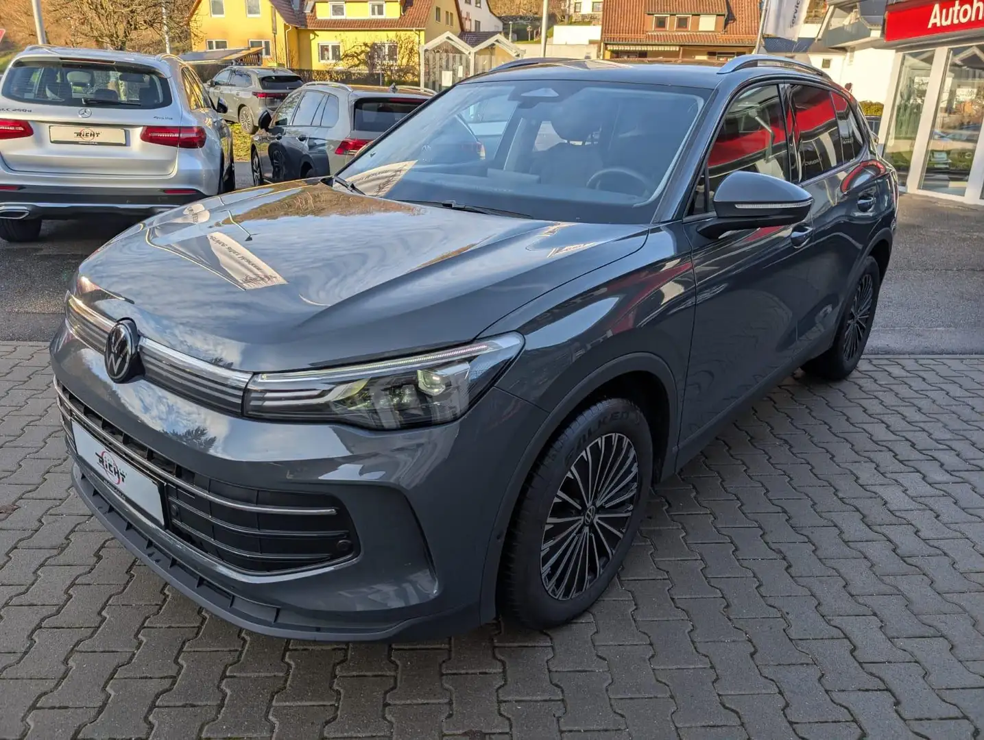 Volkswagen Tiguan 1.5 eTSI Life Navi Kamera Totwinkel SHZ Gris - 2