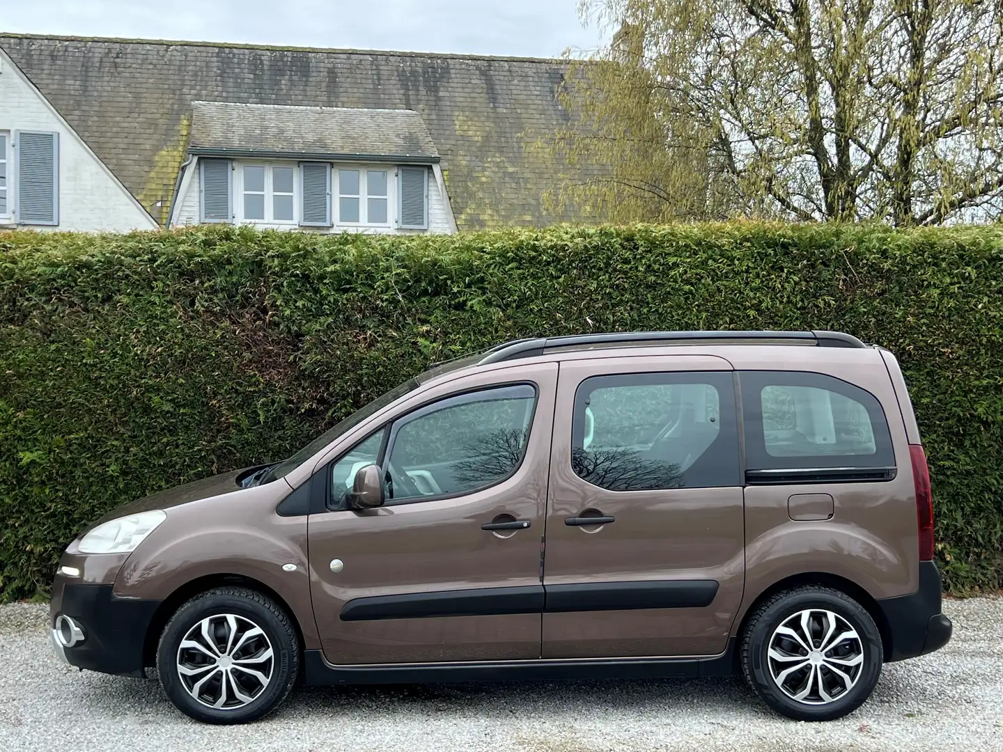 Peugeot Partner 1.6 e-HDi - Serie Outdoor STT - Monospace - Euro 5 Hnědá - 2