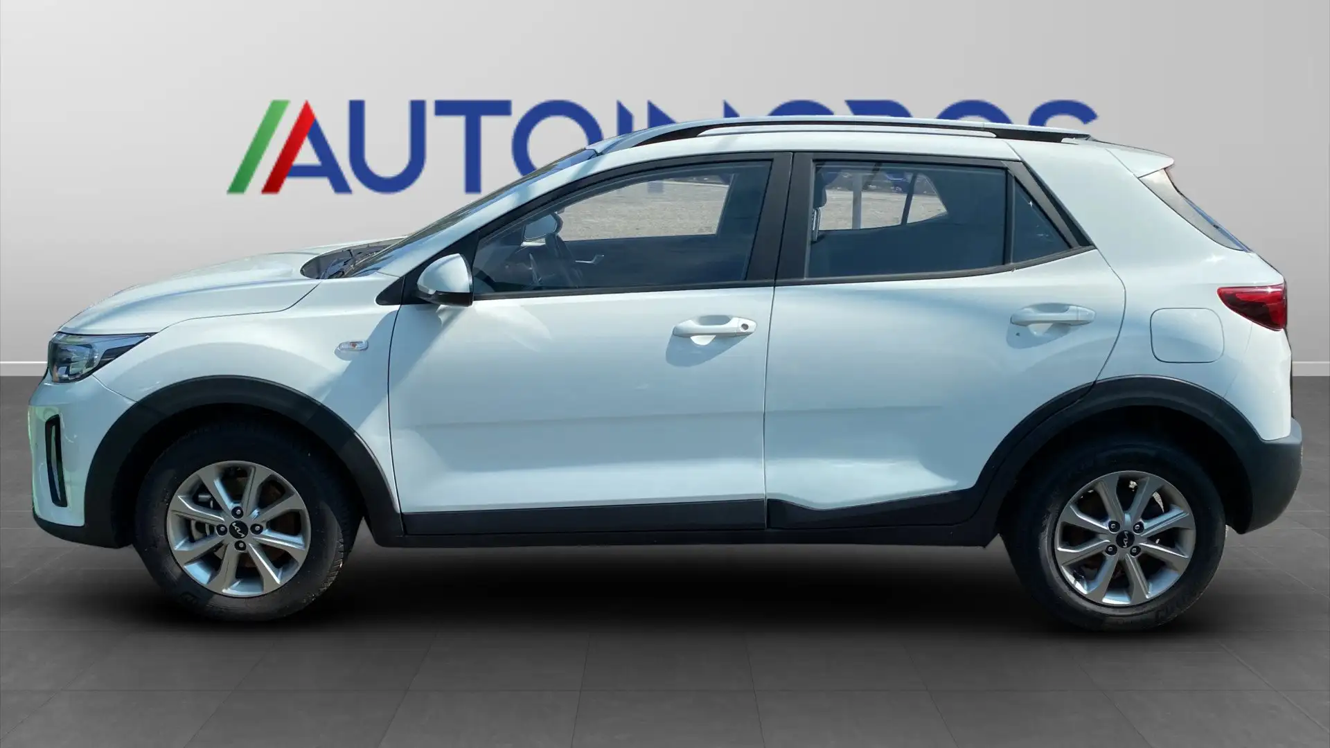 Kia Stonic Stonic 1.2 dpi Urban s/Smart Pack 84cv Biały - 2