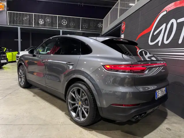 Porsche Cayenne view 4