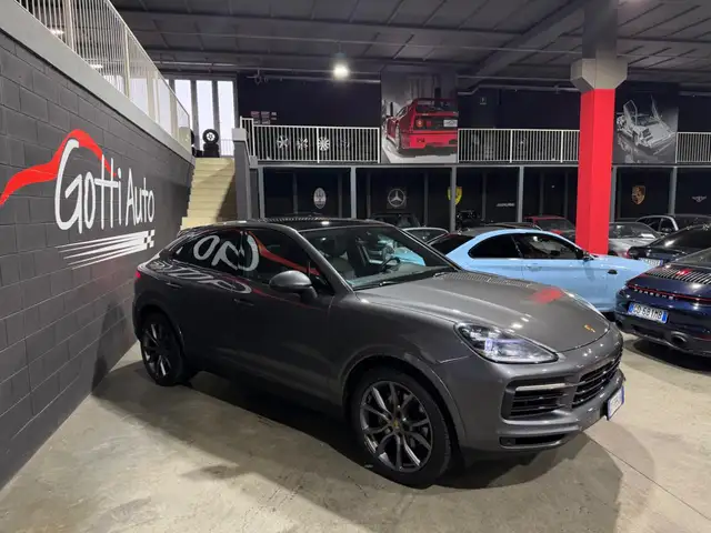 Porsche Cayenne view 3