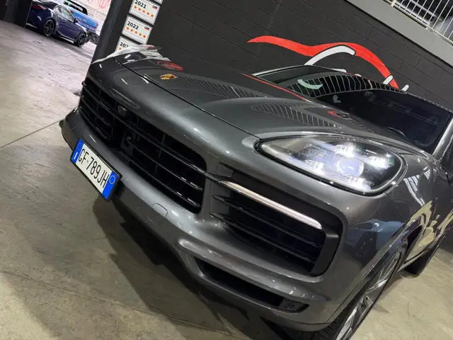 Porsche Cayenne view 9