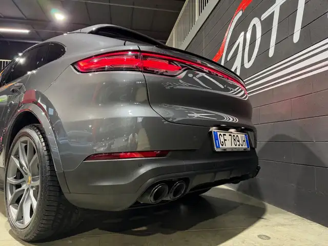 Porsche Cayenne view 6