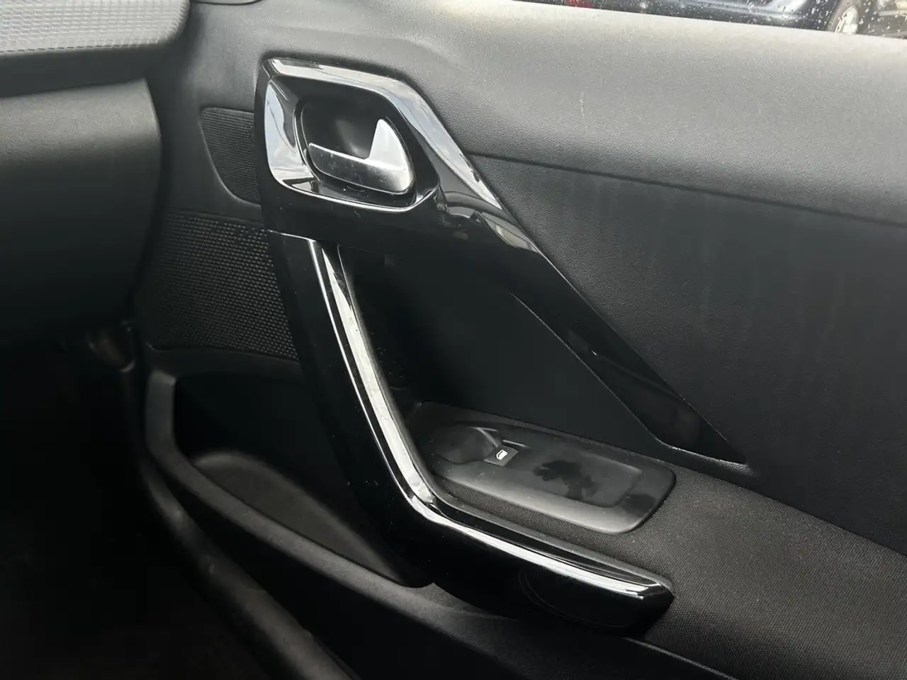 Peugeot 208 208 — photo 17